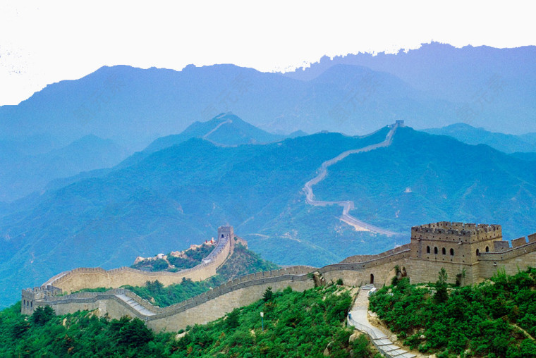 云雾下的八达岭长城