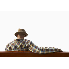 坐在椅子上看东西的男人