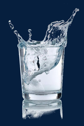水杯里喷渐的水花