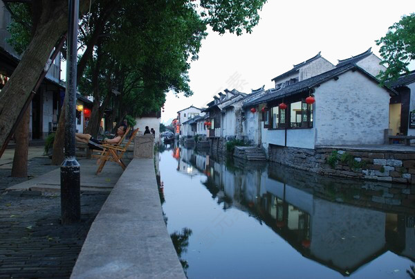 古镇河边风情