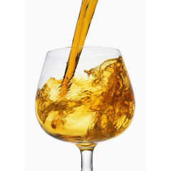 倒在杯子里的酒