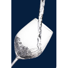 高脚杯里的白酒