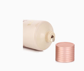 亲吻可爱小男孩