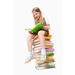 坐在书上面看书的小女孩