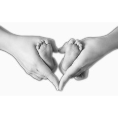 手抓婴儿脚丫摆爱心图