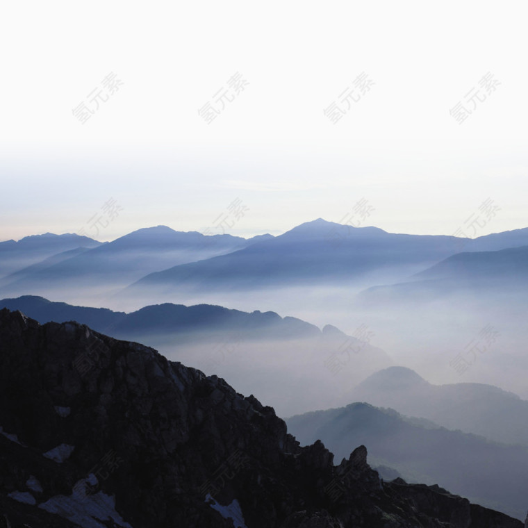 一望无际山雾风景图