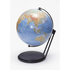 办公用品竖起的地球仪