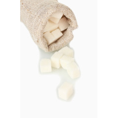 方糖散在桌面上