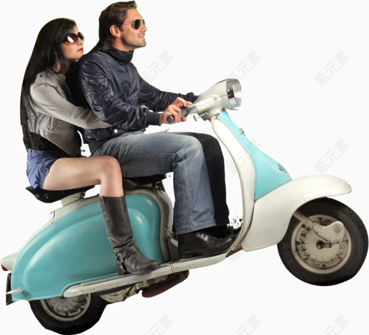 骑电动车的外国男女