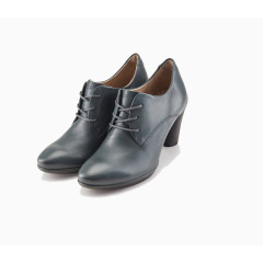 一双蓝灰色高跟皮鞋