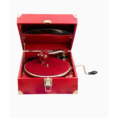 红色的古老唱片机实物图