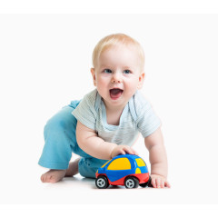 金发玩小车的外国小男孩