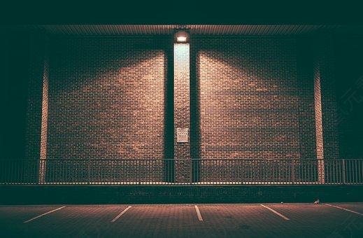 砖墙,空,点亮,夜,停车场,停车位,模式,钢栏杆,免費的照片,免费图片