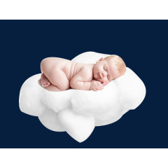 棉花上睡觉的小男孩