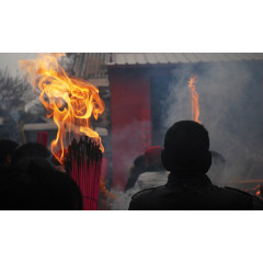 寺庙里燃烧的香火