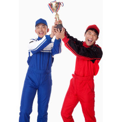 两个人手举着奖杯