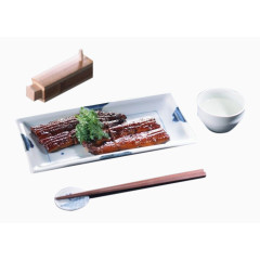 白色瓷盘里美味的烤排骨