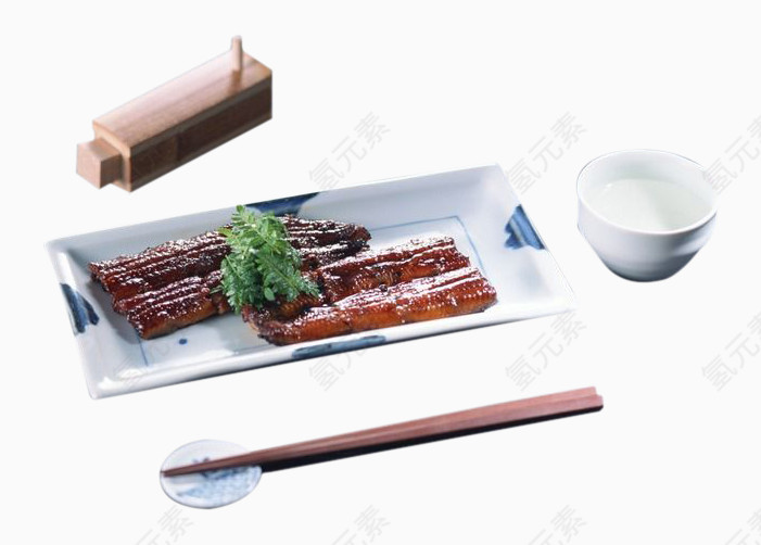 白色瓷盘里美味的烤排骨