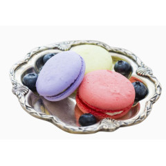 装在复古盘子里的彩色马卡龙