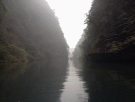 两座山之间的河流