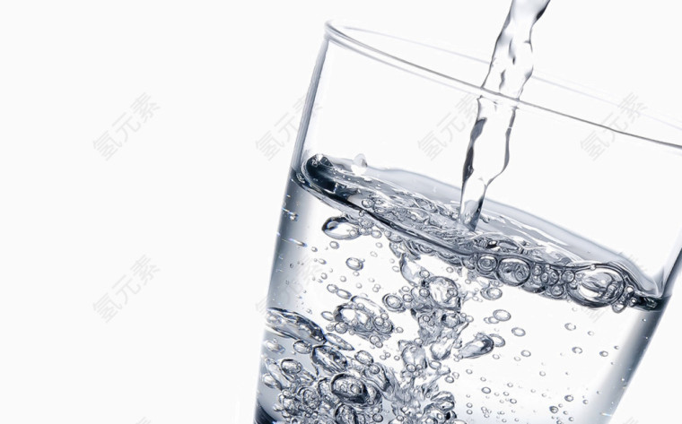 正往里面倒水的杯子