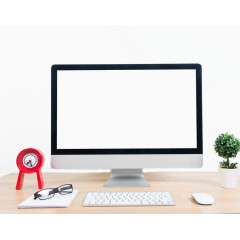 空白屏幕笔记本和时钟