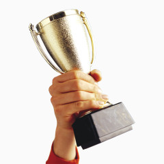 拿着金色的奖杯