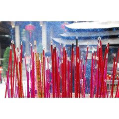 寺庙里燃烧的香火