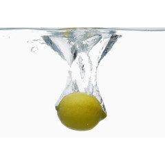 水中的黄色柠檬