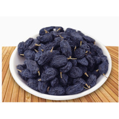 木板上碗里的黑加仑