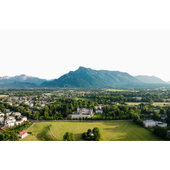 山脚下的小村庄