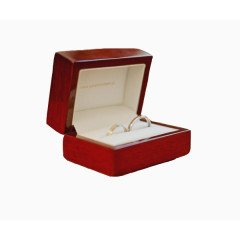 装有情侣戒指的首饰盒