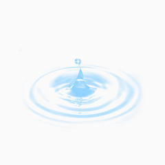 一滴水泛起波纹
