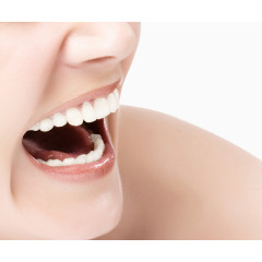 露出洁白牙齿张嘴大笑