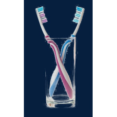 一对牙刷放在玻璃杯内