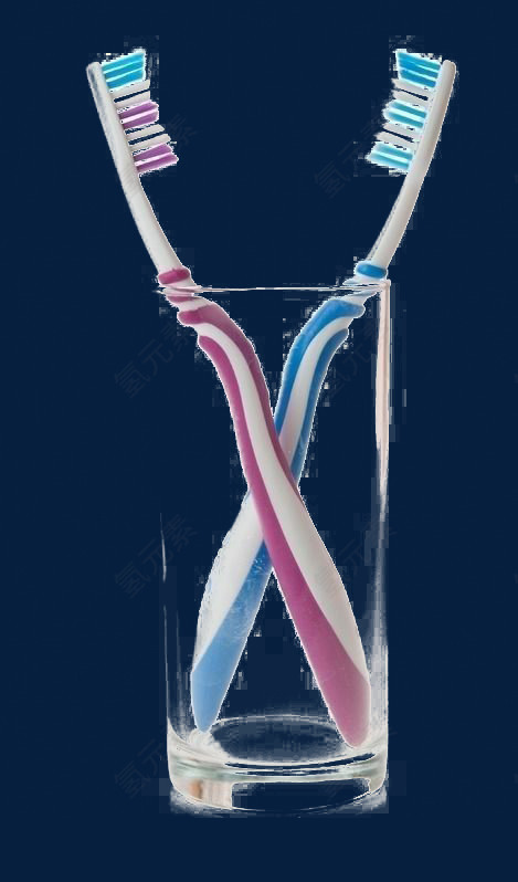 一对牙刷放在玻璃杯内