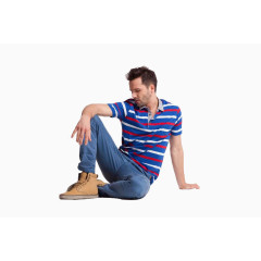 外国男模特坐在地上