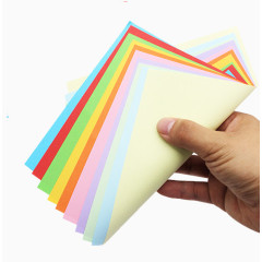 手拿彩纸打印纸