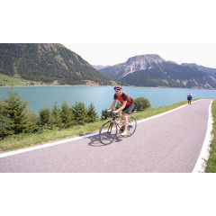 公路上骑行的人