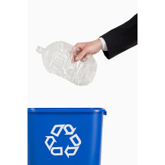 把空瓶子放入垃圾桶内