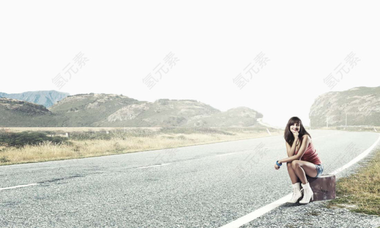 坐在路边的时尚美女