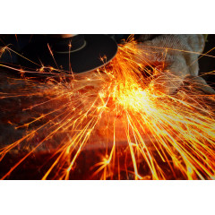 打磨东西飞溅的火花