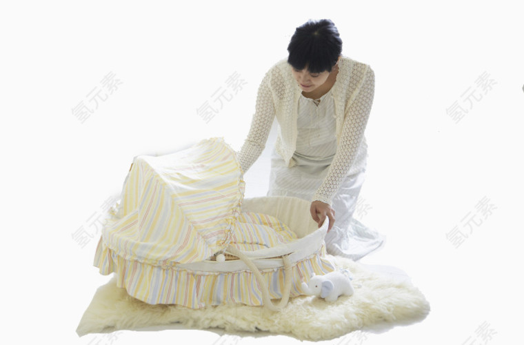 妈妈和婴儿床上的宝宝
