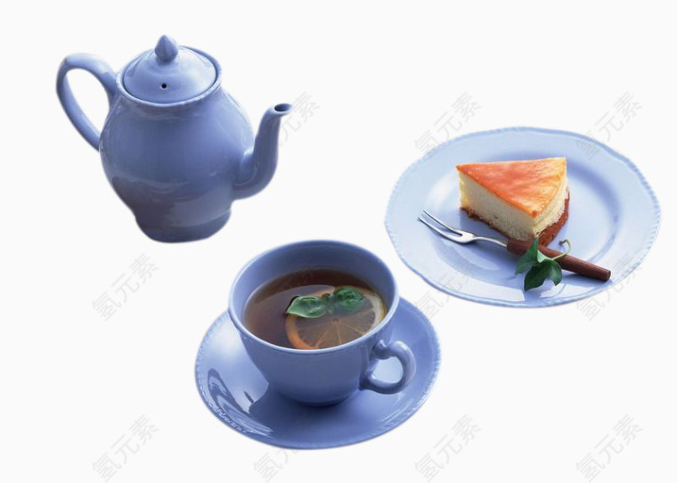 紫色餐具的芝士蛋糕和柠檬茶