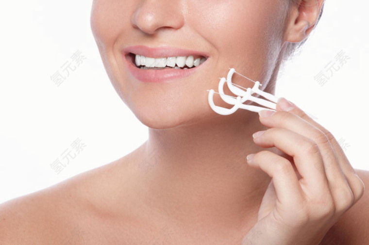 使用牙线的美女
