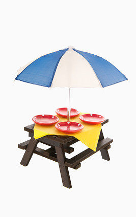 餐桌上的红色碟子