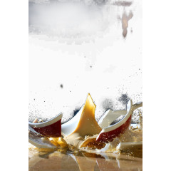 摔碎的杯子特写