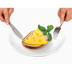 盘中的面包片和黄油