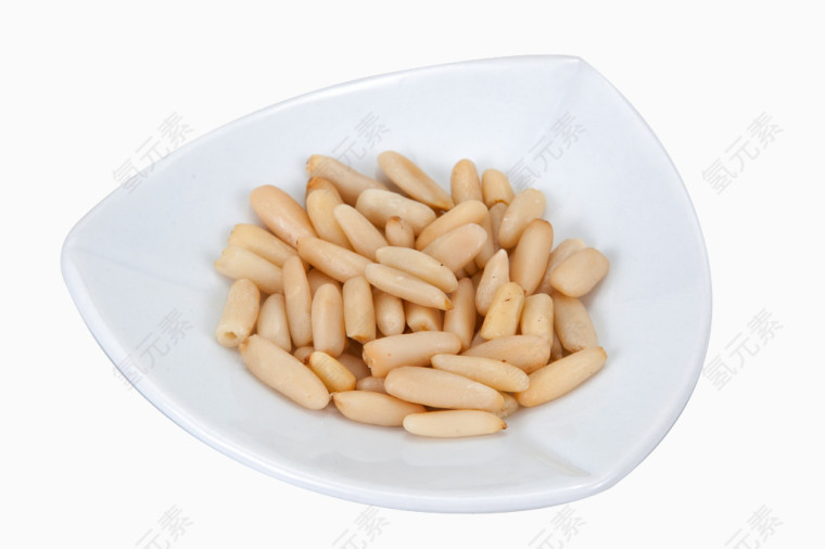 放在小碟上的瓜仁
