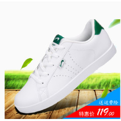 木板上的休闲鞋